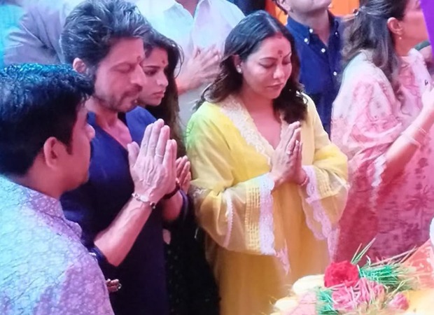 Shah Rukh Khan seeks blessings at Lalbaugcha Raja with Gauri and Suhana; fans go wild over familys ethnic look - Bollywood Hungama