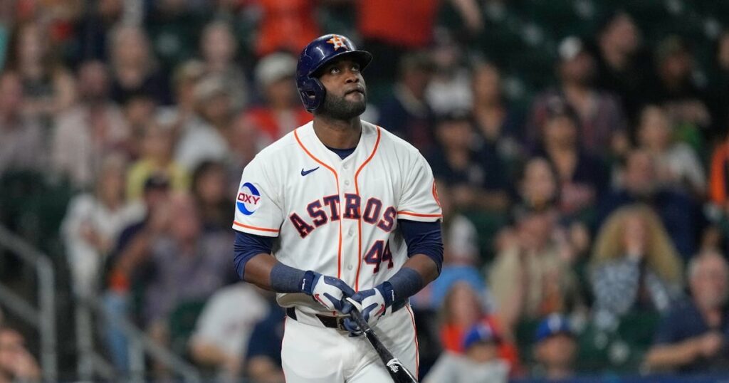 Alvarez hits 40th home run, Astros defeat Royals to maintain at least share of AL West lead - TSN