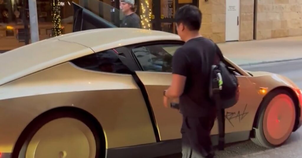 Tesla's Cybercab Ignites 'Hunting Frenzy' in Austin - 조선일보