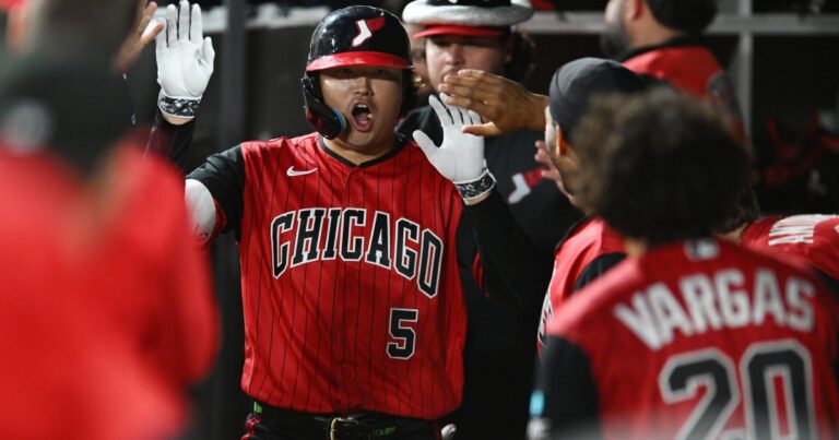 Munetaka Murakami homers twice as playoff-bound White Sox top Rockies 6-1 - CBS News