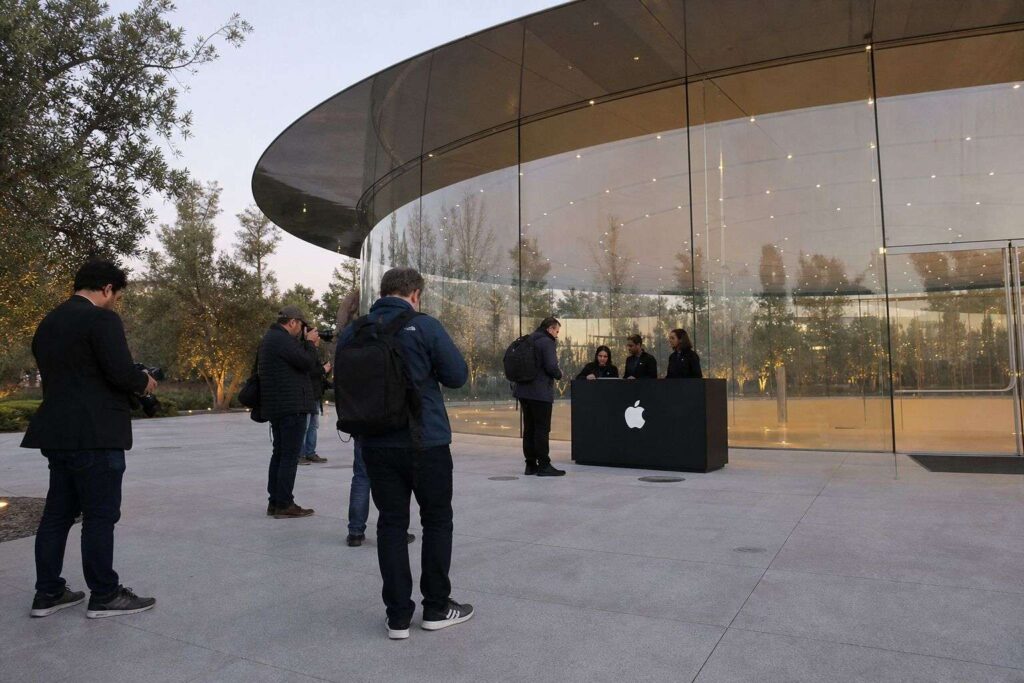Apple Shares Dip 0.2% as Spotlight Turns to $54 Billion iPhone 18 Pro Max Franchise - TechStock²