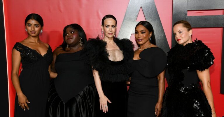 Jessica Lange, Sarah Paulson, & More 'American Horror Story: 13' Stars Brought Witchy Style To The Red Carpet - The Zoe Report
