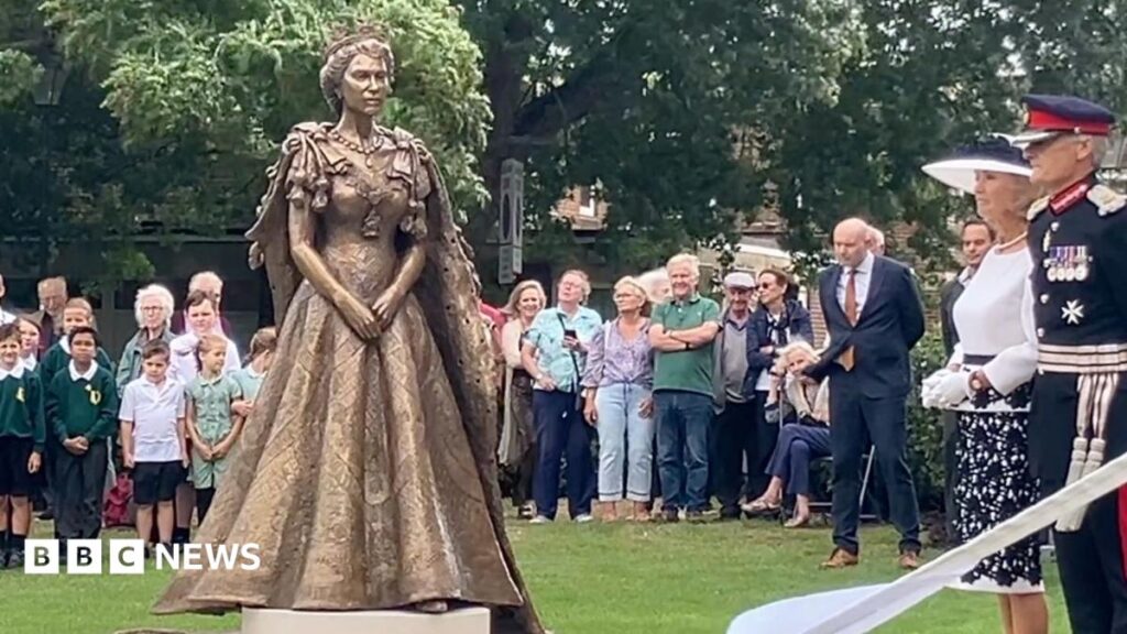 Watch: Queen Elizabeth II sculpture unveiled in Romsey - BBC