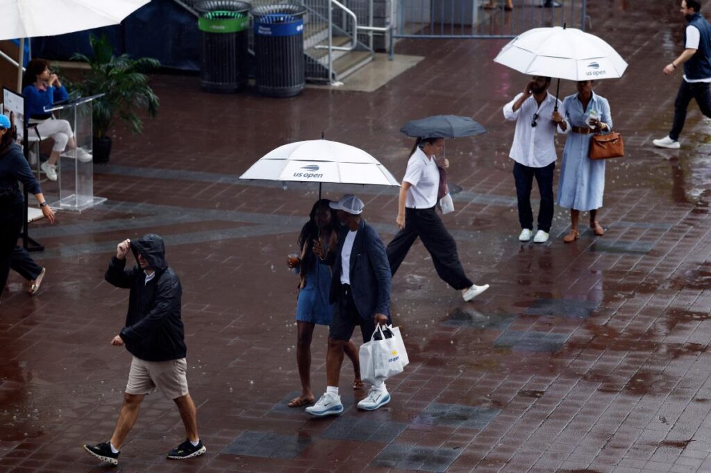 Rainy weather doesn’t stop US Open-goers from getting their tennis fix - nypost.com