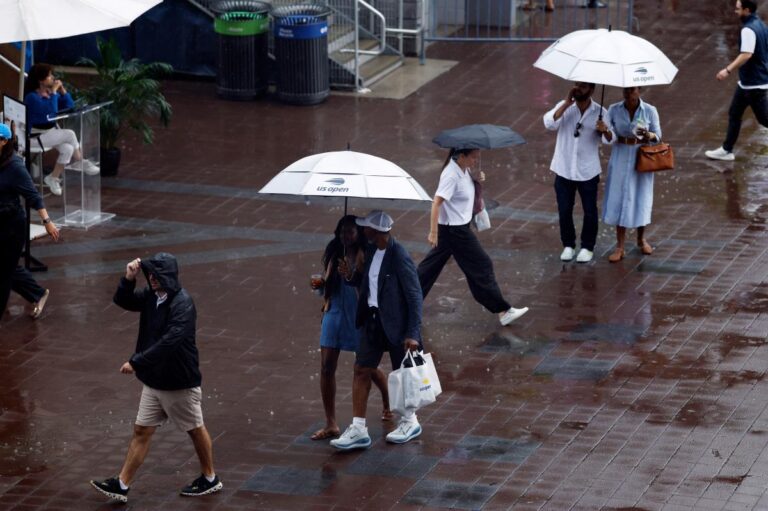 Rainy weather doesn’t stop US Open-goers from getting their tennis fix - nypost.com