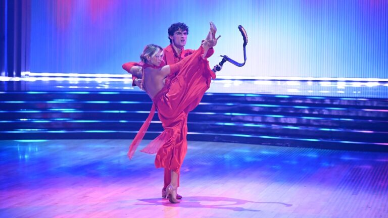 ‘DWTS’ Season 35 Premiere: Paralympian Ezra Frech Wows With Kelly Clarkson Tango - TheWrap