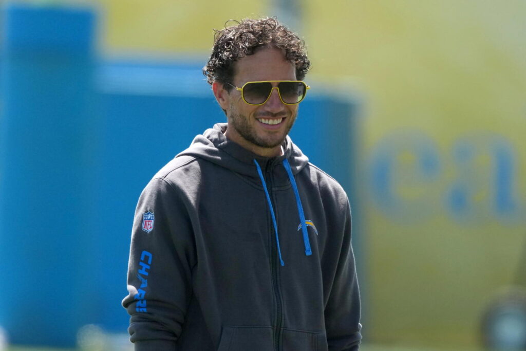 Chargers’ Matchup Against Cardinals is Opportunity to Showcase Offense - roundtable.io