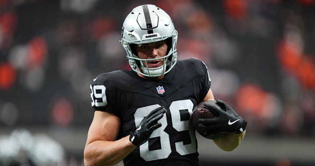 Report: Raiders star TE Bowers to miss 1-2 games with knee injury - TSN