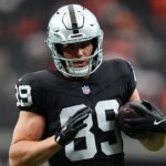 Report: Raiders star TE Bowers to miss 1-2 games with knee injury - TSN