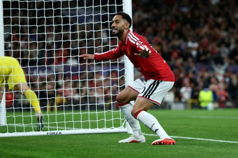 Man United, Bayern cruise as Como make dream Champions League start - Yahoo Sports