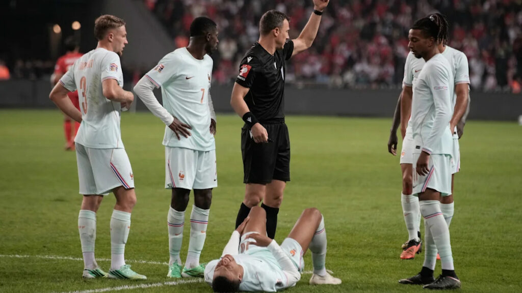 Mbappé limps off with apparent knee injury after scoring for France against Turkey - Yahoo Sports