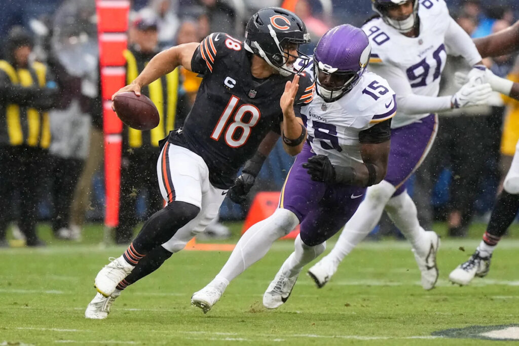 Bears quarterback Caleb Williams leaves with right leg injury - Yahoo Sports