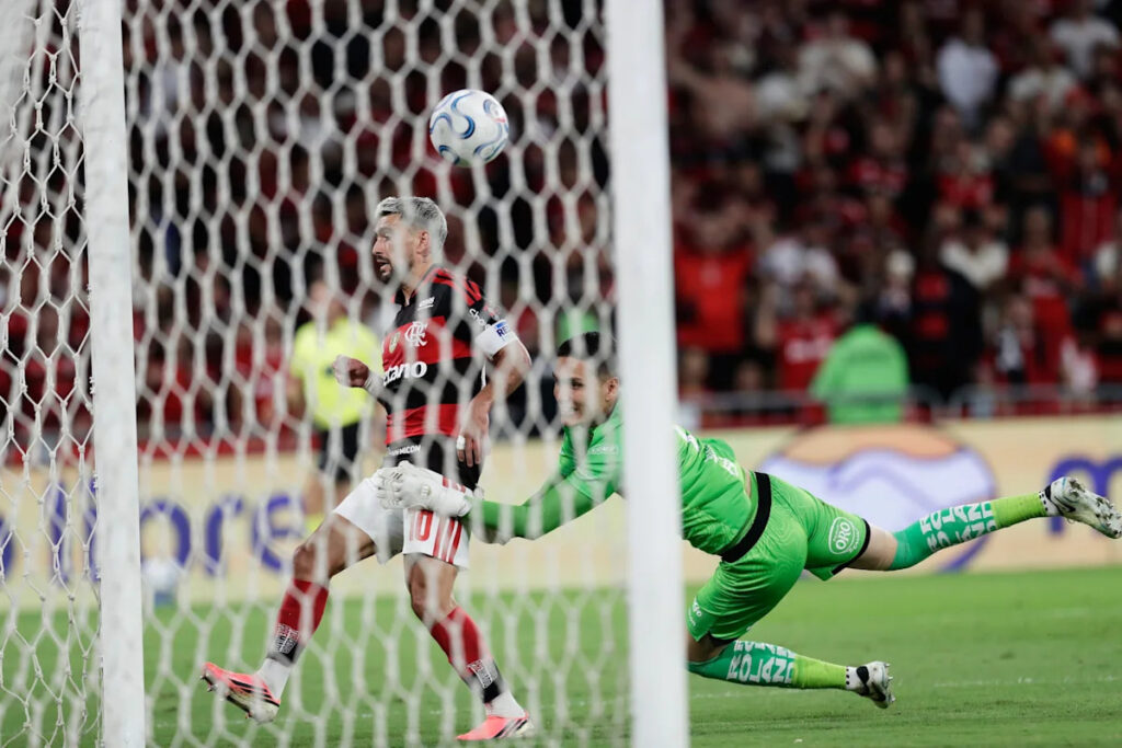 De Arrascaeta’s late goal lifts Flamengo into Copa Libertadores semifinals - Yahoo Sports