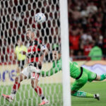 De Arrascaeta’s late goal lifts Flamengo into Copa Libertadores semifinals - Yahoo Sports