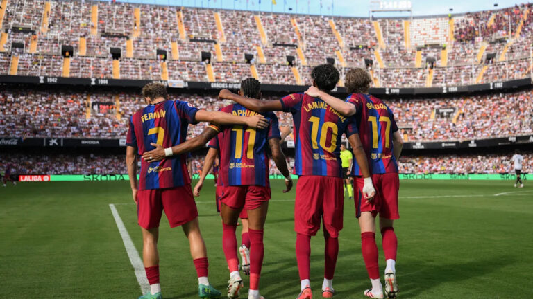 Photo: Barcelona star reunited with Spanish teammates - Yahoo Sports