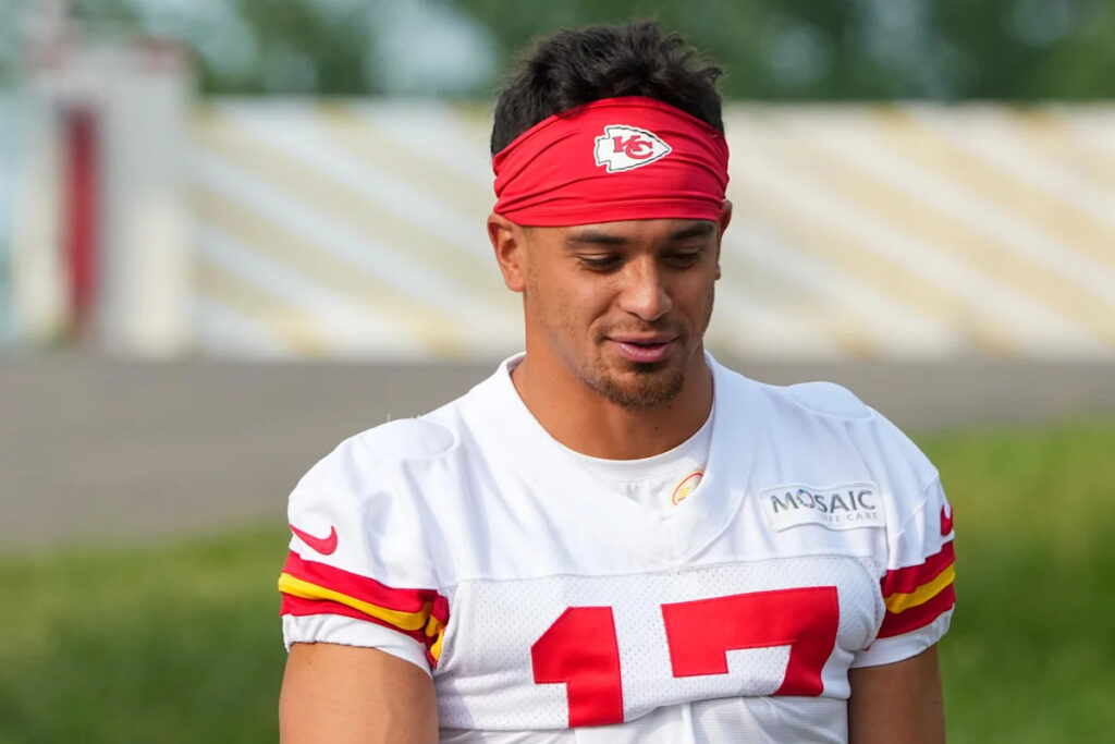 Alohi Gilman praises DC Steve Spagnuolo's coaching ahead of Week 1 - Yahoo Sports