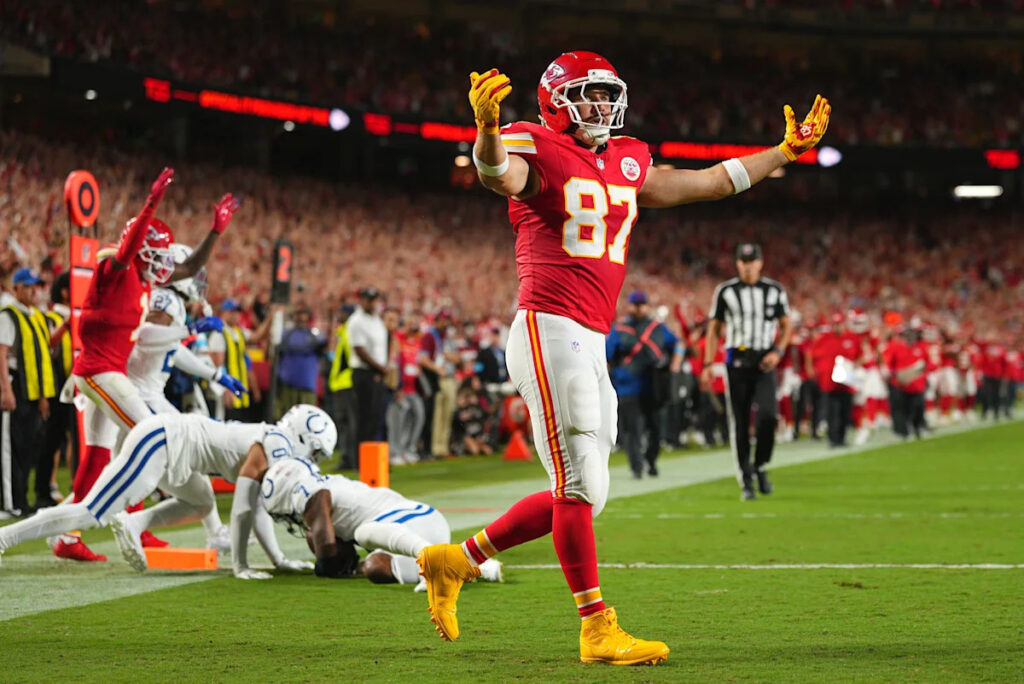 Chiefs vs Colts: Incredible INT sets up Mahomes TD pass to Kelce - Yahoo Sports