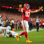 Chiefs vs Colts: Incredible INT sets up Mahomes TD pass to Kelce - Yahoo Sports