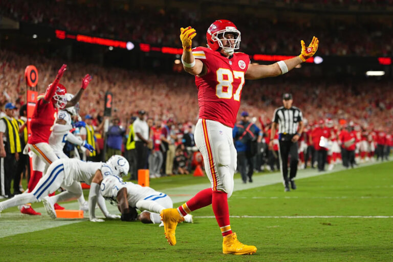 Chiefs vs Colts: Incredible INT sets up Mahomes TD pass to Kelce - Yahoo Sports