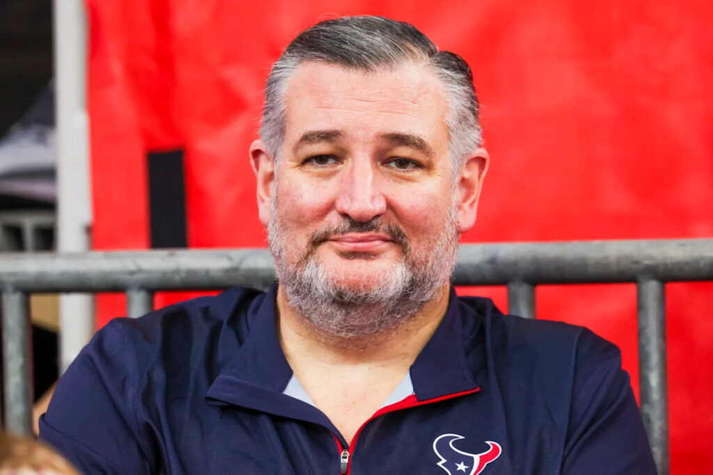 Ted Cruz ruthlessly booed on College GameDay while promoting Protect College Sports Act - Yahoo Sports
