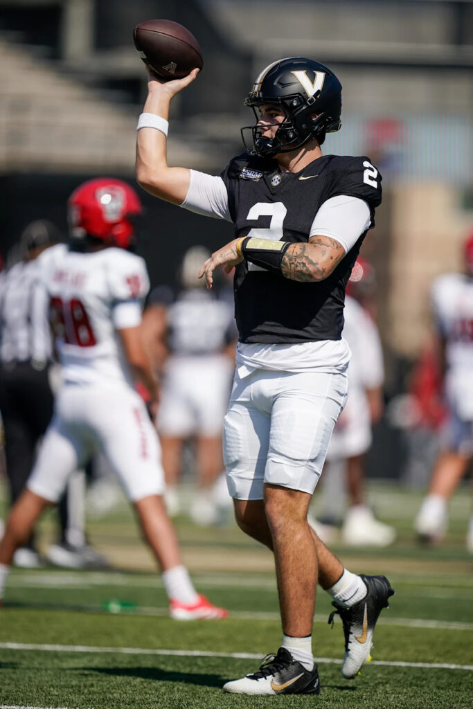 Jared Curtis has shaky first half in first Vanderbilt football start - Yahoo Sports