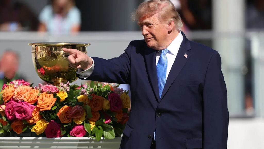 Donald Trump receives warm welcome during brief remarks at Presidents Cup - Yahoo Sports