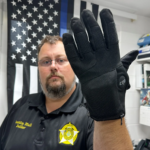 Newsom firma ley que prohíbe a policías e ICE usar guantes que aplican descargas eléctricas - timesofsandiego.com