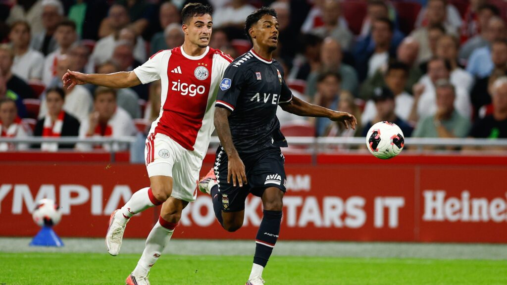 Perez completely flabbergasted during Ajax v Willem II: 'Then you're not all that clever, you know' - Goal.com