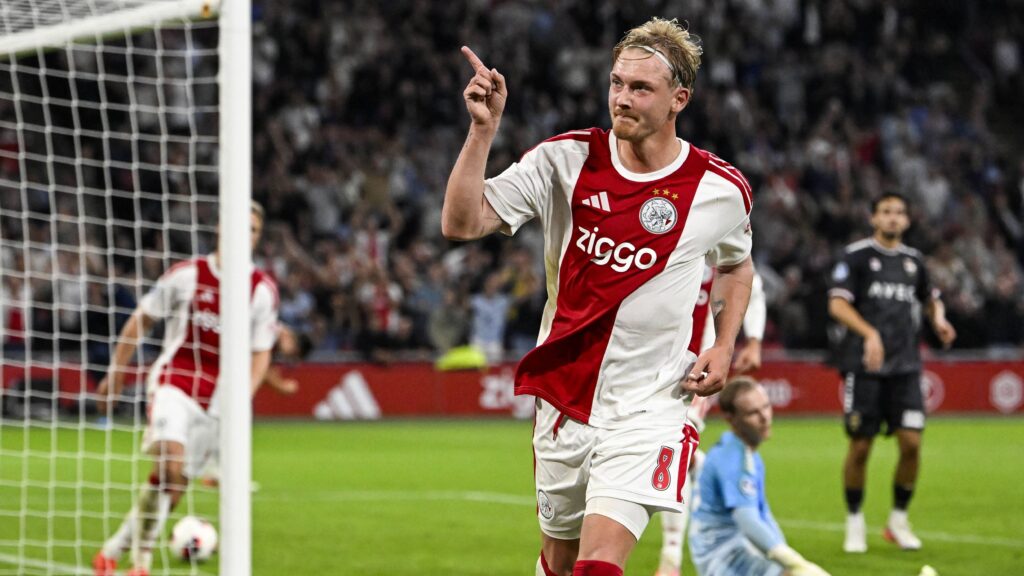 Dominant Ajax score five again and comfortably see off Willem II - Goal.com