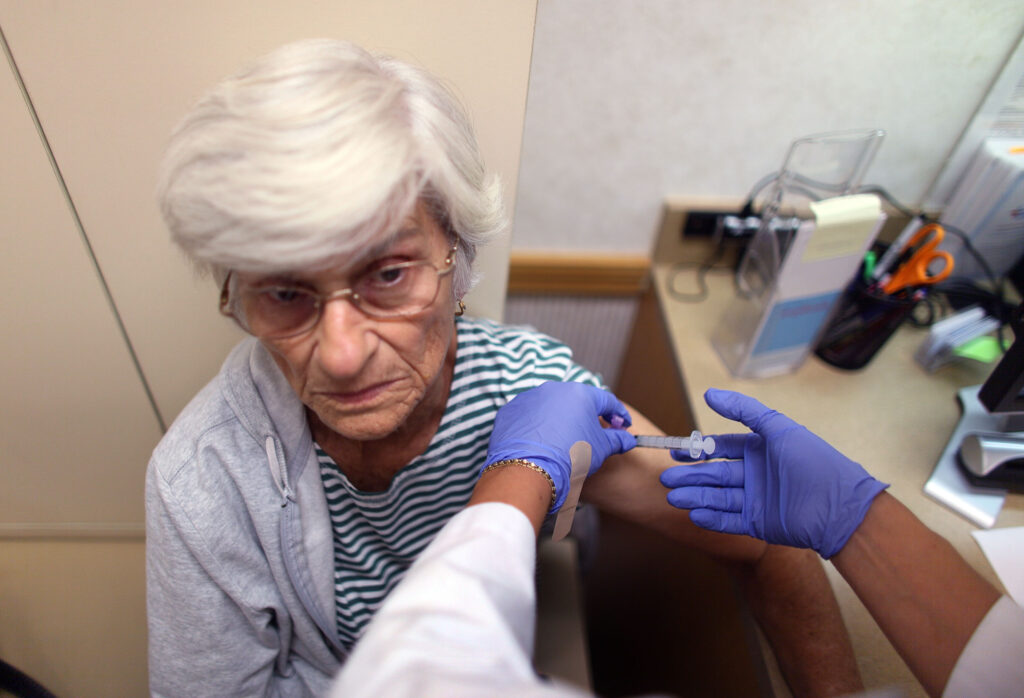 Four Physician Groups Issue Fall Flu, COVID, and RSV Vaccine Advice While the Federal Panel Stays Sidelined - Medical Daily