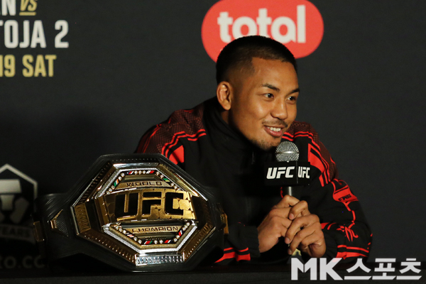 UFC flyweight fighter Joshua Van (24), who is competing for his second title, expressed his desire t.. - 매일경제