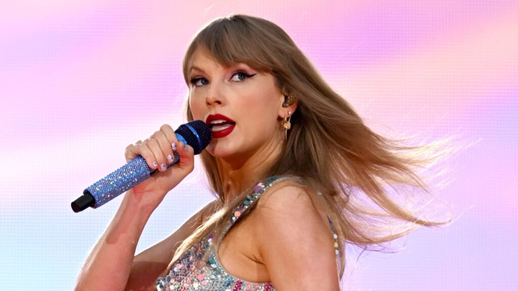 Taylor Swift's 'Pink Clouding' Lyrics Appears to Be About An Ex-Boyfriend She's Apologizing To - Listen Now! - Just Jared