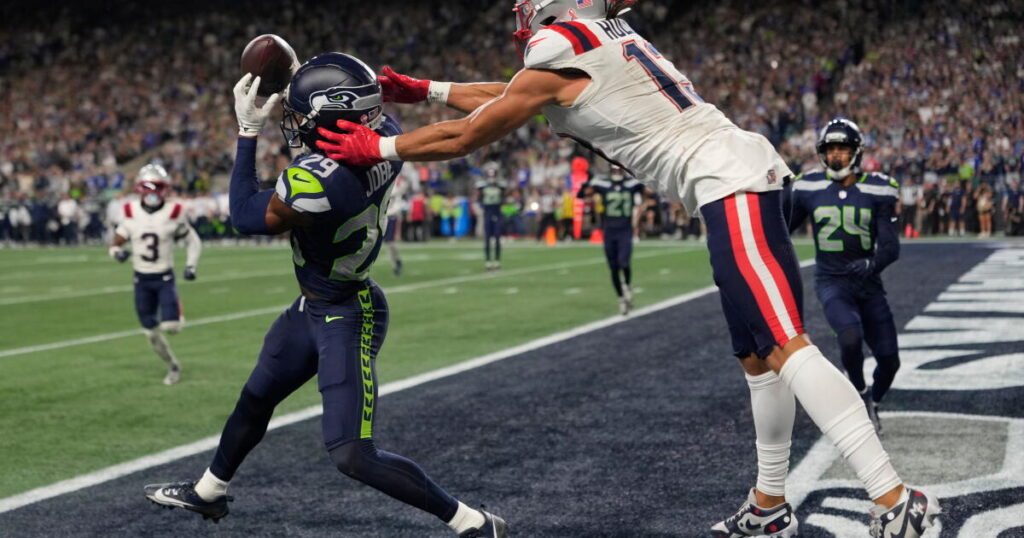 Sam Darnold injured as Seahawks defeat Patriots in NFL season opener - Los Angeles Times