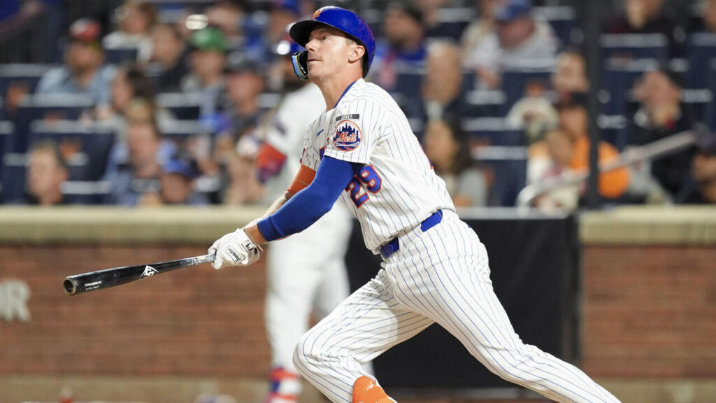 Mets' Young carted off after taking knee to head from teammate - theScore