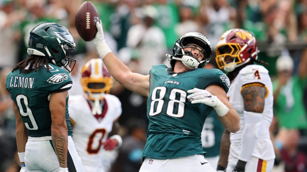 Dallas Goedert Injury Update: Eagles TE Goes Down Against Titans - heavy.com