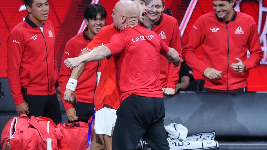 De Minaur draws blood in comeback victory over Zverev in Laver Cup as Europe puts Alcaraz up next - ABC News - Breaking News, Latest News and Videos