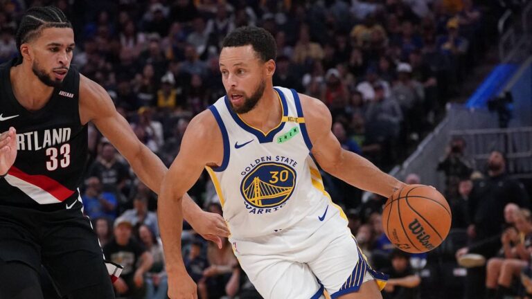 Steph Curry Limps Off Court After Apparent Knee Tweak at Warriors Practice - Sports Illustrated