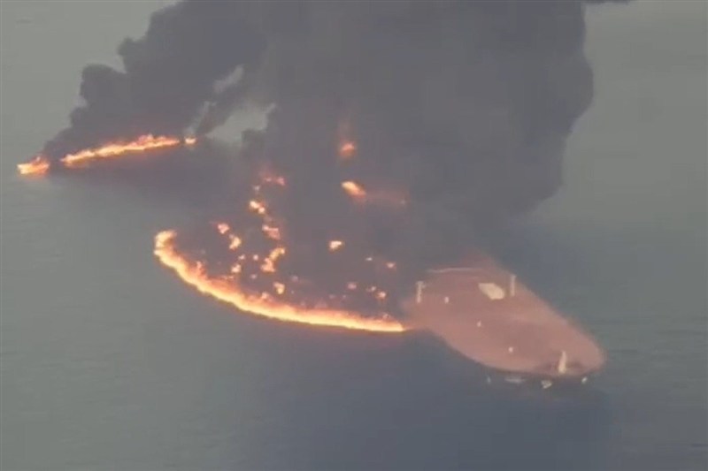 Super Oil Tanker Catches Fire after Hitting Sea Mine in Strait of Hormuz - تسنیم