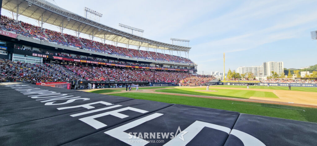 [Photo] 'Fully Packed Champions Field' - 스타뉴스