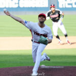 [Photo] Neil shuts down a scoreless threat in the top of the 6th inning with runners on second and no outs - 스타뉴스