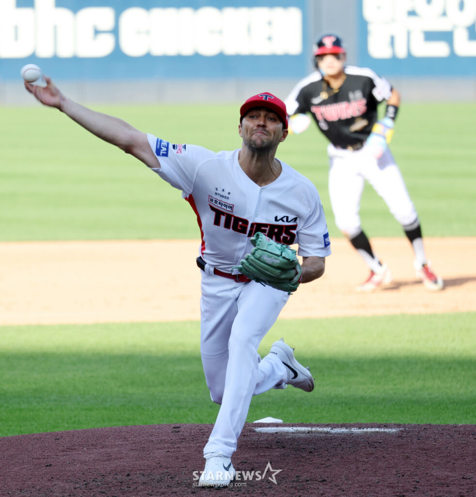 [Photo] Neil shuts down a scoreless threat in the top of the 6th inning with runners on second and no outs - 스타뉴스