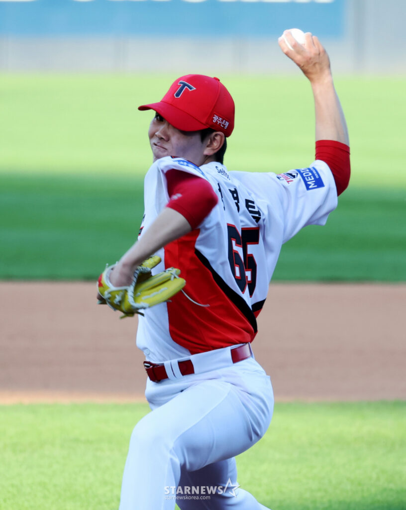 [Photo] Sung Young-tak, who took the mound in the top of the 8th inning - 스타뉴스