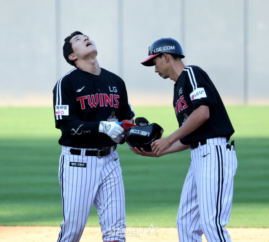 [Photo] "Regret over a ball caught at the fence" by Moon Jung-bin - 스타뉴스