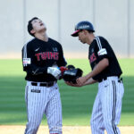 [Photo] "Regret over a ball caught at the fence" by Moon Jung-bin - 스타뉴스
