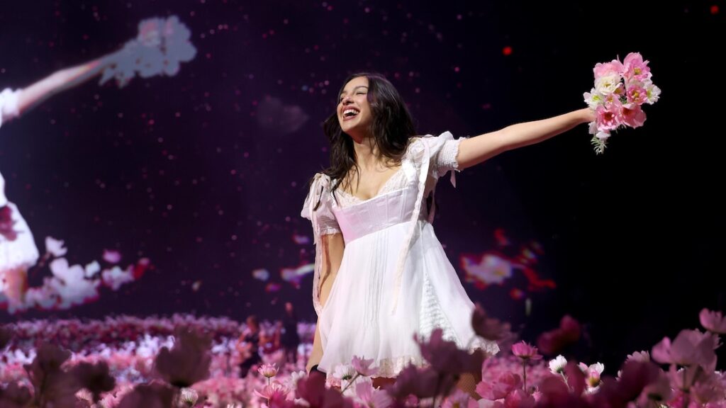 Olivia Rodrigo Attends Liberty vs. Angel Reese, Dream WNBA Playoff Game in Trending Video - Bleacher Report