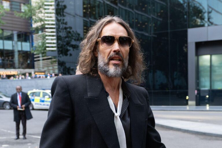 Russell Brand described as 'ruthless sexual predator' in court | News - Greatest Hits Radio 80s - Rayo