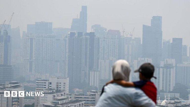 Toxic haze from Indonesia shuts schools in Malaysia as pollution hits record levels in Singapore - BBC