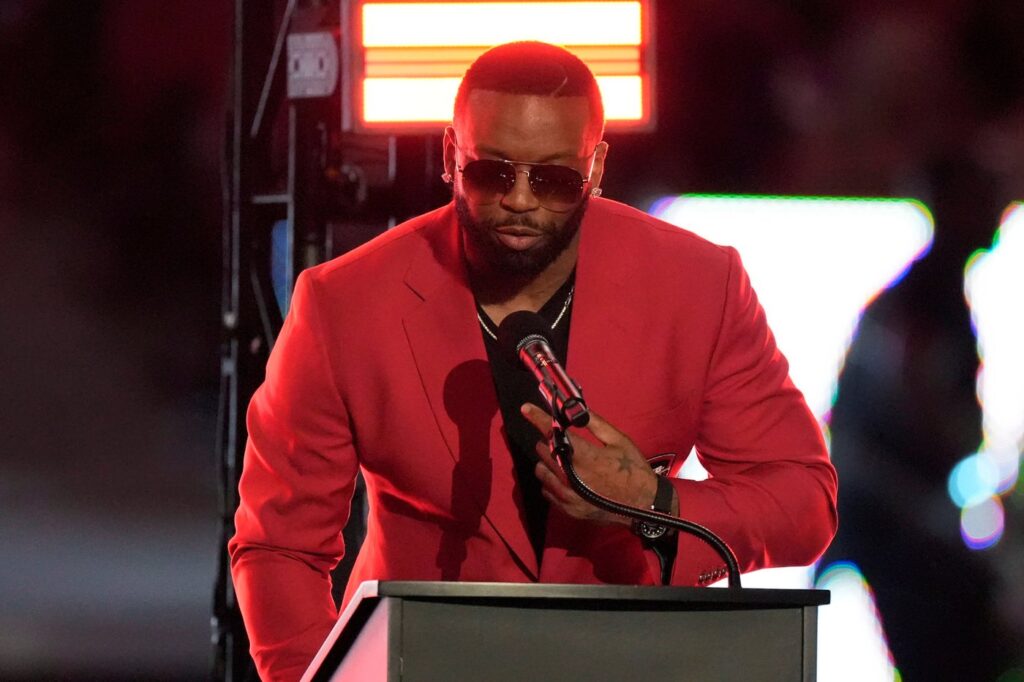 Falcons sacks king John Abraham has former coach Mike Smith return to lead ring of honor ceremony - iNFOnews.ca