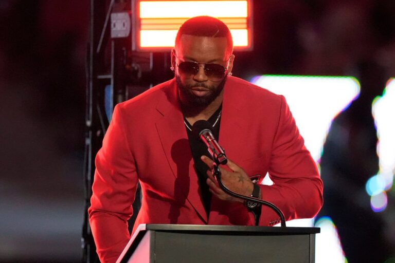 Falcons sacks king John Abraham has former coach Mike Smith return to lead ring of honor ceremony - iNFOnews.ca