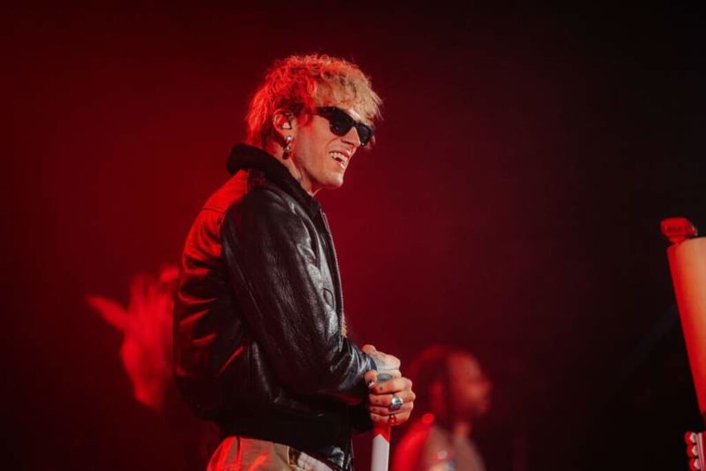 “The analogy is so violently on brand for him”: Internet reacts as Machine Gun Kelly denies making viral post about him “fumbling” Megan Fox - AOL.com
